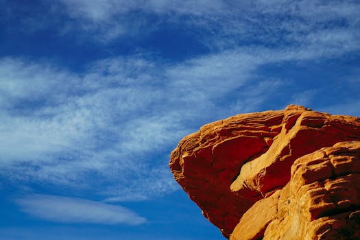 醒目的砂岩地貌与明艳的蓝天相映成趣，尤其适合旅行与自然主题的取景