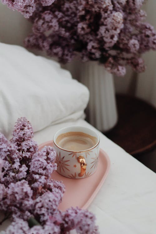 Tasse De Café Sur Plateau Sur Lit Décoré De Lilas