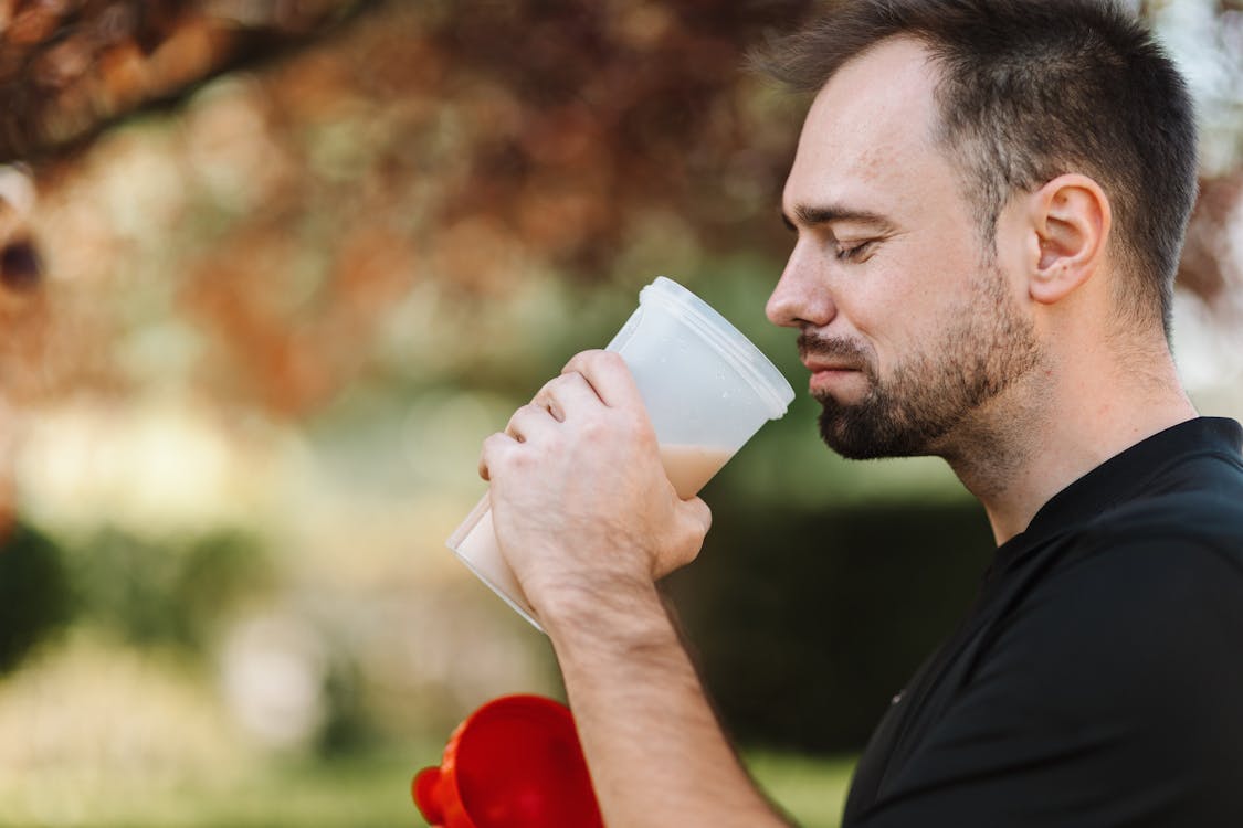 Kostenloses Stock Foto zu bärtig, eiweißshake, festhalten