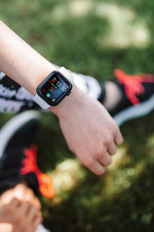 Free Close-Up Photo of a Person Wearing an Apple Watch Stock Photo