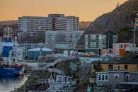 这座沿海小镇在日落时分充满活力，拥有色彩缤纷的房屋和海港景观