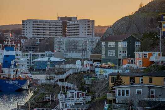 这座沿海小镇在日落时分充满活力，拥有色彩缤纷的房屋和海港景观