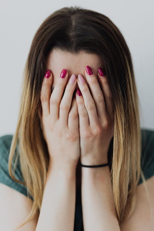 Gratis stockfoto met alleen, bedekkend gezicht, blond haar