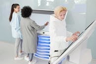 在现代科技环境中，多元化的群体与大型未来触摸屏互动