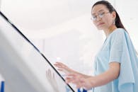 时尚女性在室内使用触摸屏显示器，彰显现代感与时尚气息