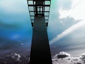 钢结构景观引人注目，延伸至充满活力的多云天空，展现了现代建筑的魅力