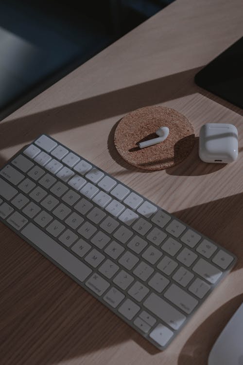 Apple Magic Keyboard Di Atas Meja Kayu Coklat