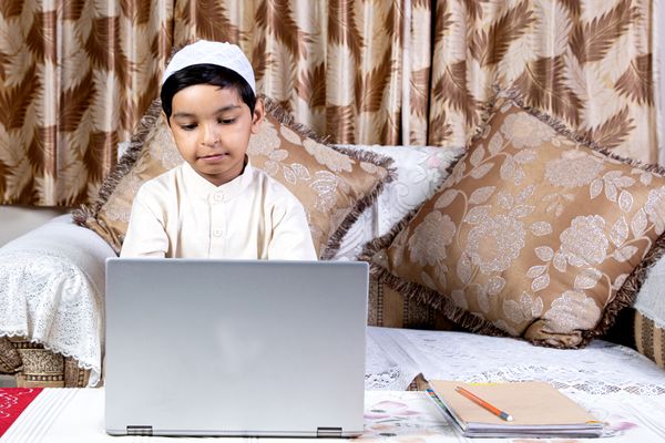 Online Quran Classes vs Madrasa: Which Is Better for Your Child?