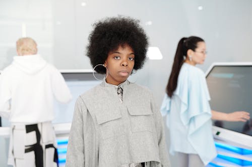 Gratis stockfoto met afro haar, Afro-Amerikaanse vrouw, binnen