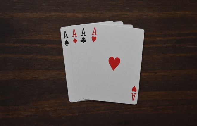 VIP Belohnungen im Online Casino mit Logo und Statussymbolen