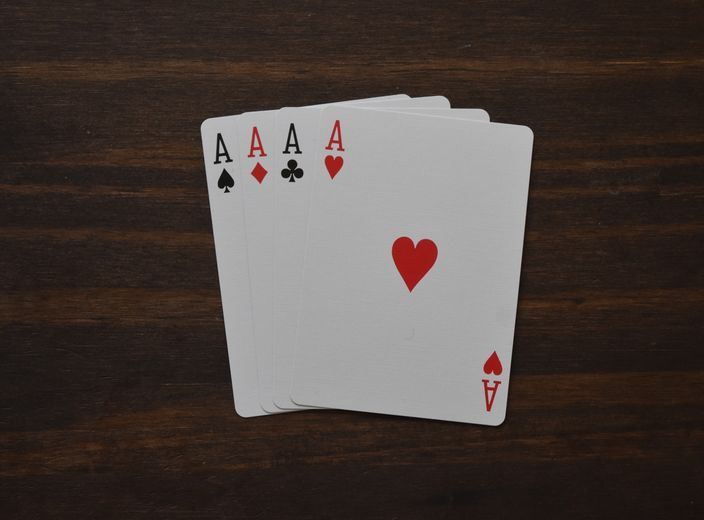 Online Casino: Spielautomaten und Live-Spiele im Überblick