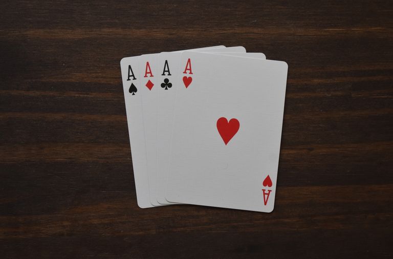 Online Casino: Spielautomaten und Live-Spiele im Überblick