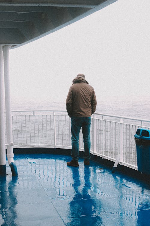 Faceless tourist looking at ocean