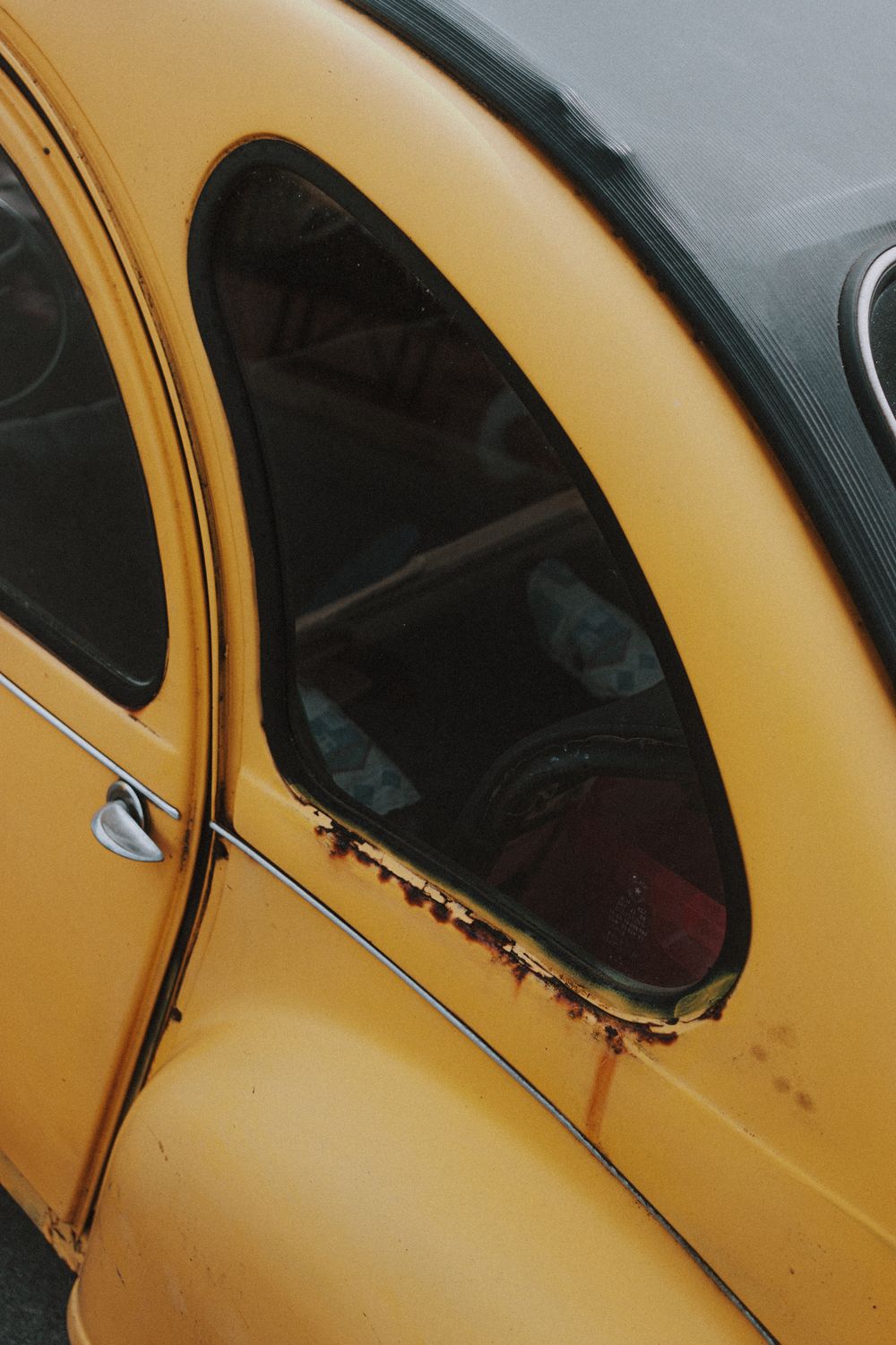 Classic Car Rounded Rear Window Windows of old retro car · Free Stock Photo