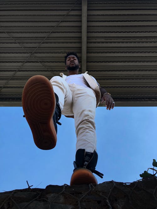 Безкоштовне стокове фото на тему «афроамериканський чоловік, вертикальні постріл, взуття»