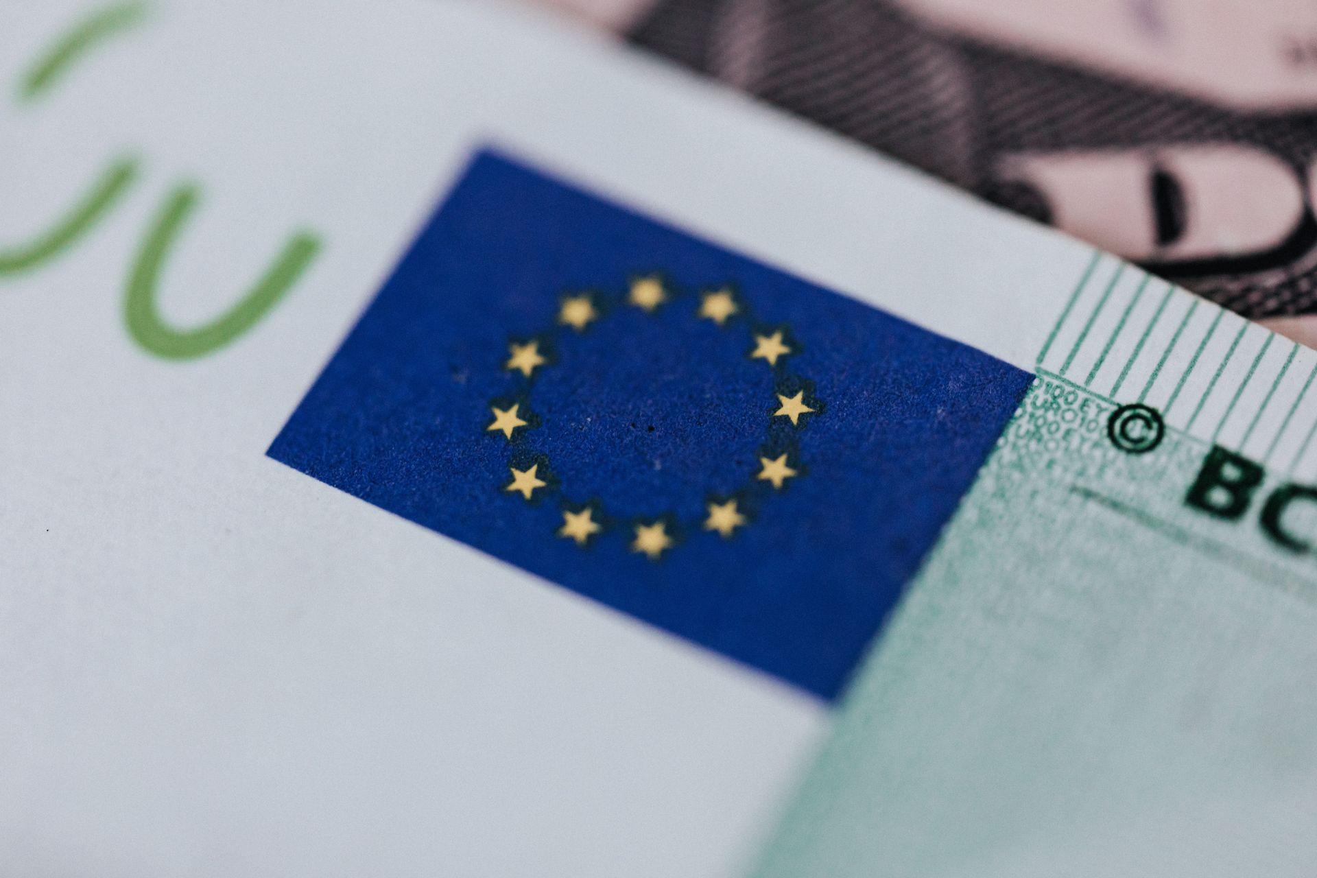 La bandera de la Unión Europea junto a imágenes abstractas de tecnología digital