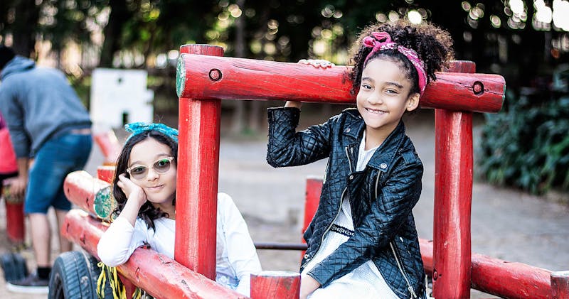 예금 통장과 스마트폰