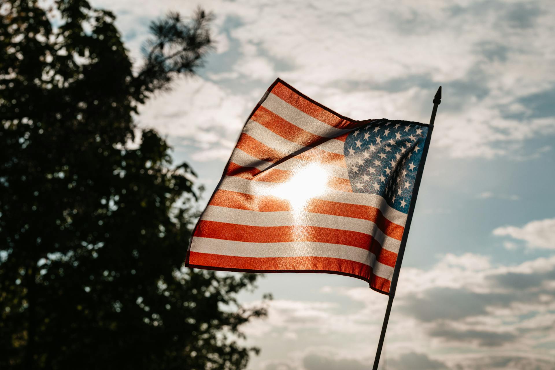 Amerikansk flagga under en molnig himmel