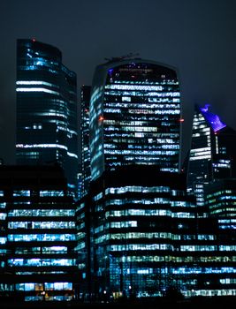 伦敦夜晚摩天大楼的迷人灯光，展现了现代建筑的魅力