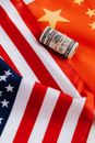 美利坚合众国彩色国旗上，一张美元纸币的俯视图象征着自豪与团结