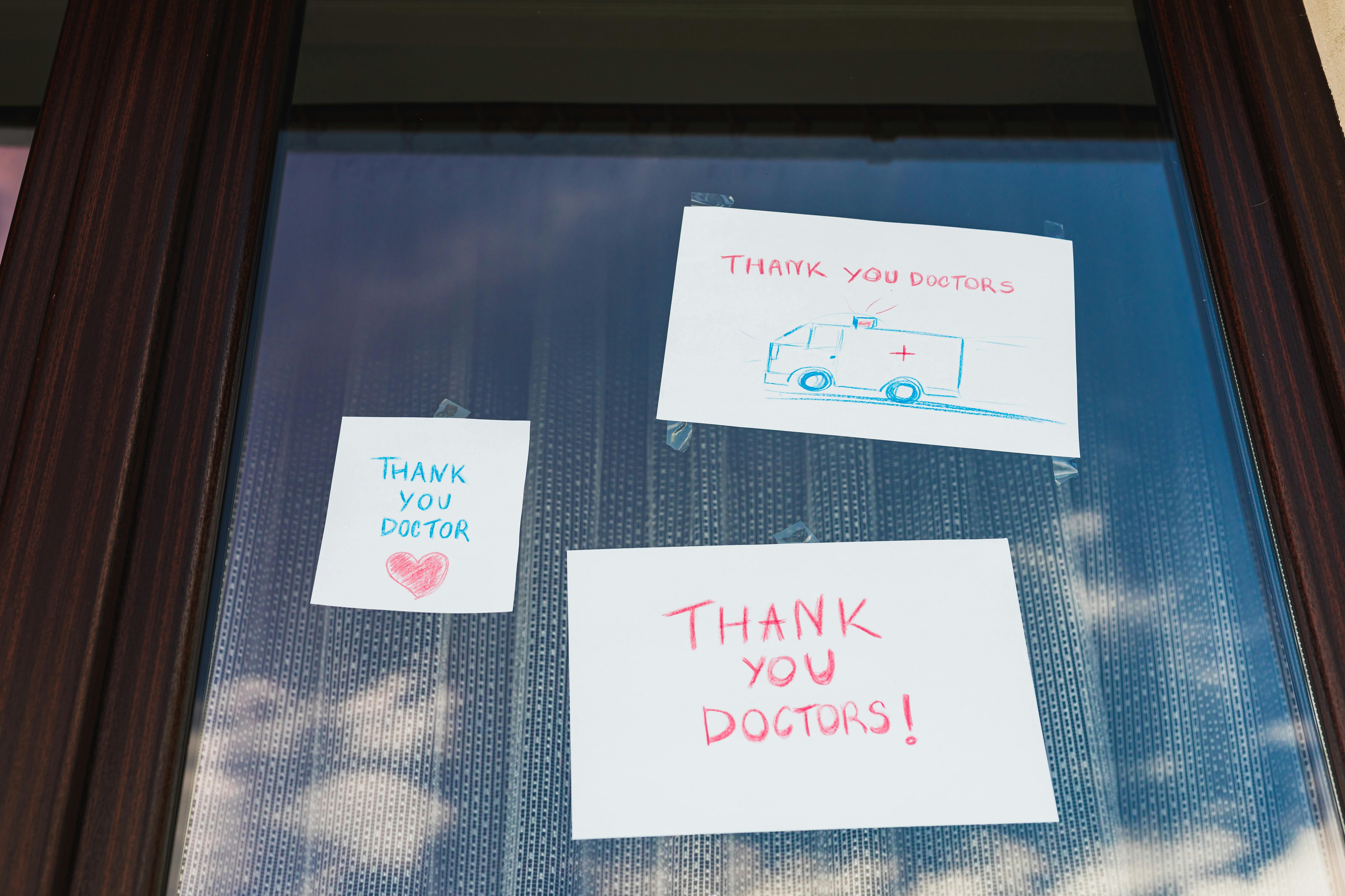 notes thanking doctors taped on a window