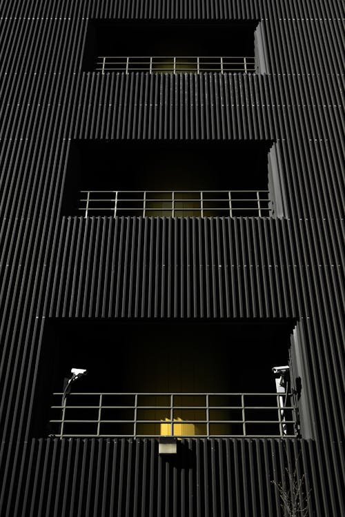 Бесплатное стоковое фото с архитектура, балконы, вертикальный выстрел