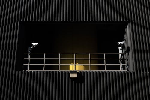 Бесплатное стоковое фото с архитектура, Балкон, видеонаблюдение