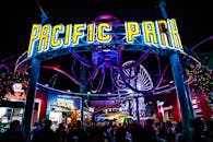 太平洋公园的夜晚色彩缤纷、热闹非凡，霓虹灯闪烁，人群熙熙攘攘