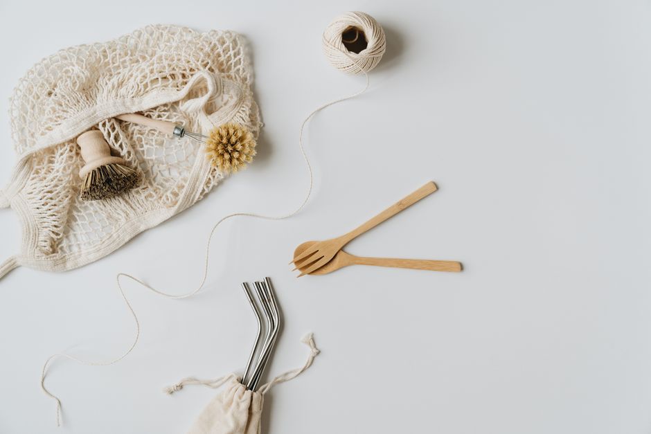 beginner zero waste essentials including reusable water bottles and cotton tote bags - zero waste swaps beginner zero waste essentials including reusable water bottles and cotton tote bags - zero waste swaps