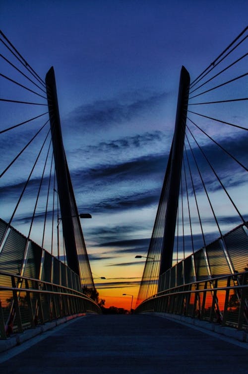 Zdjęcie Mostu Wiszącego Podczas Złotej Godziny