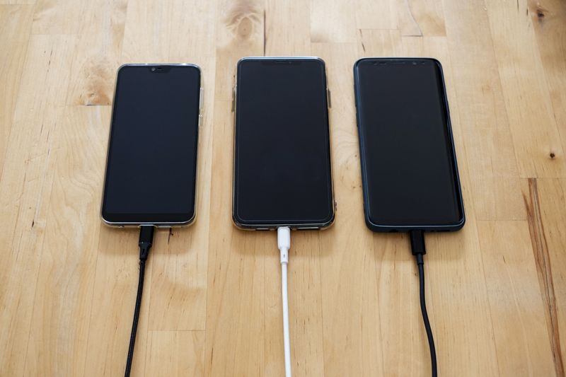 Slim Flagship Smartphone with High-Capacity Silicon-Carbon Battery