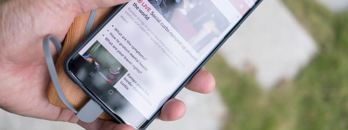 Mano sujetando un móvil Android