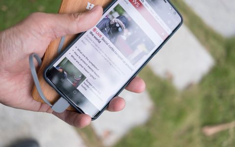 Mano sujetando un móvil Android