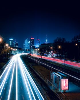 Futuristisches Nacht & Licht – Wunderschönes Cyberpunk-Motiv (von Adam Borkowski, 5304×6630, #4389257)