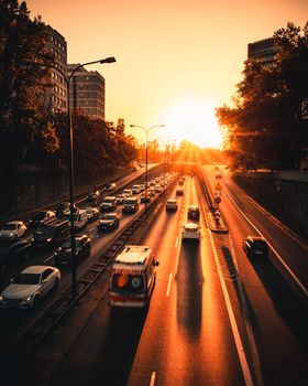 华沙城市高速公路上，充满活力的日落场景凸显了繁忙的交通