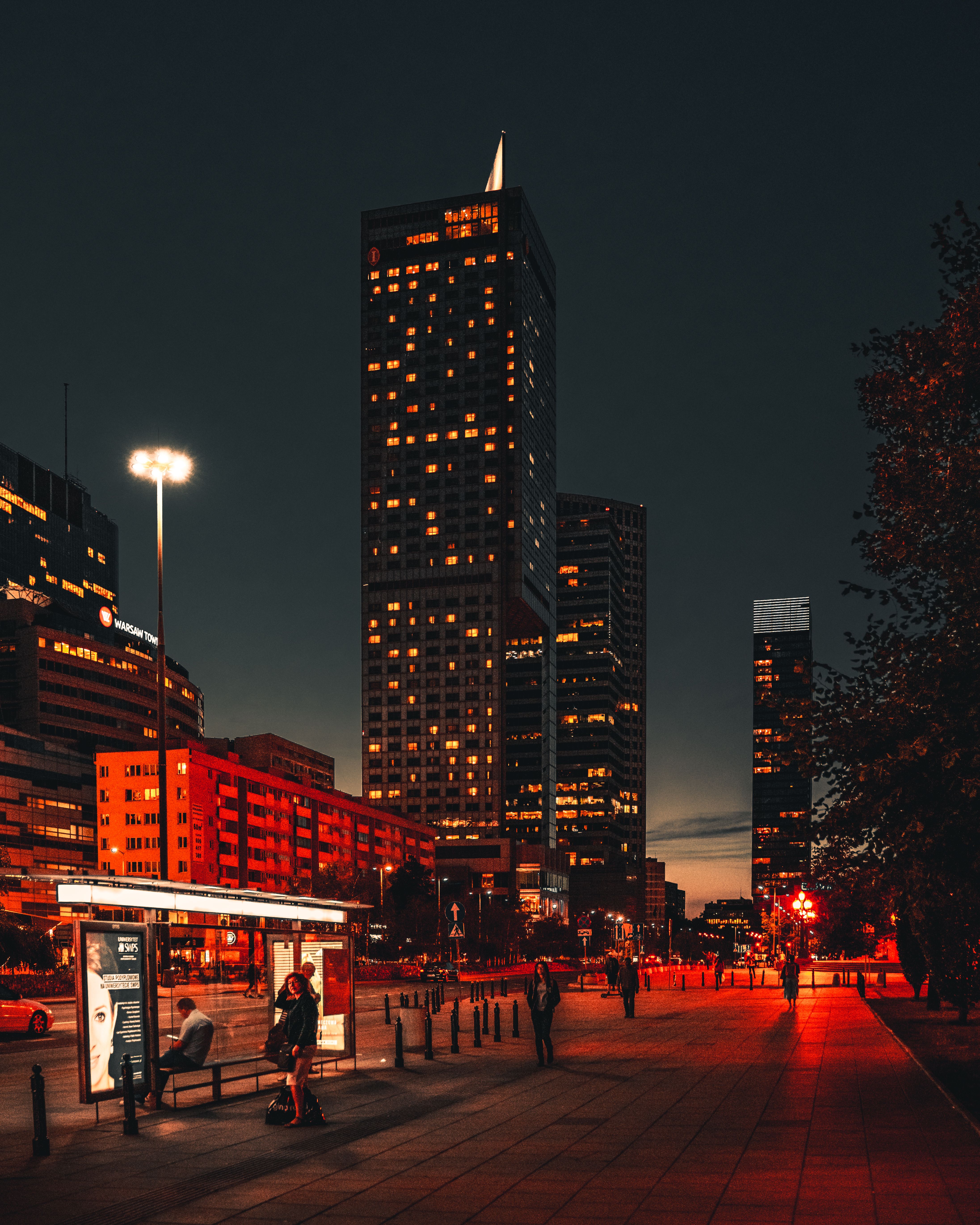 华沙的城市景观在夜间令人惊叹，明亮的人行道和高层建筑交相辉映