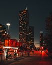 华沙的城市景观在夜间令人惊叹，明亮的人行道和高层建筑交相辉映