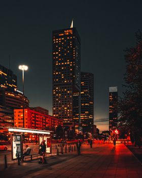 华沙的城市景观在夜间令人惊叹，明亮的人行道和高层建筑交相辉映