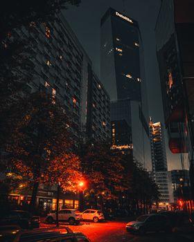 华沙的城市天际线在夜间呈现出戏剧性的景观，高楼大厦灯火通明