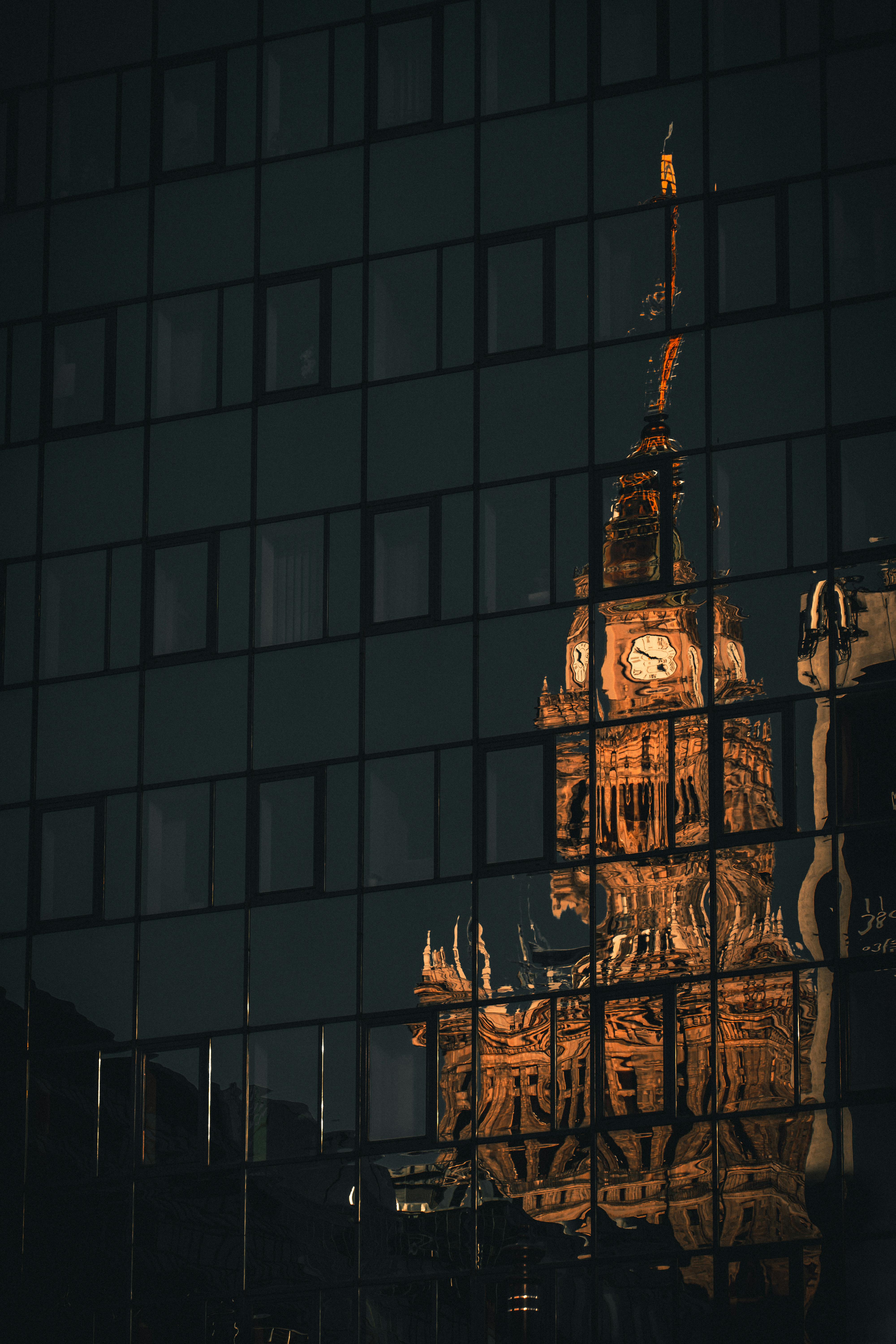 一座现代玻璃摩天大楼在波兰华沙的夜色中映出了标志性的文化与科学宫