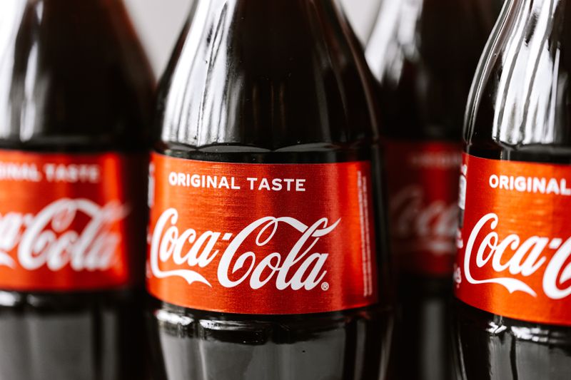 How does Diet Cola compare to regular cola in terms of taste and ingredients? (image 2)
