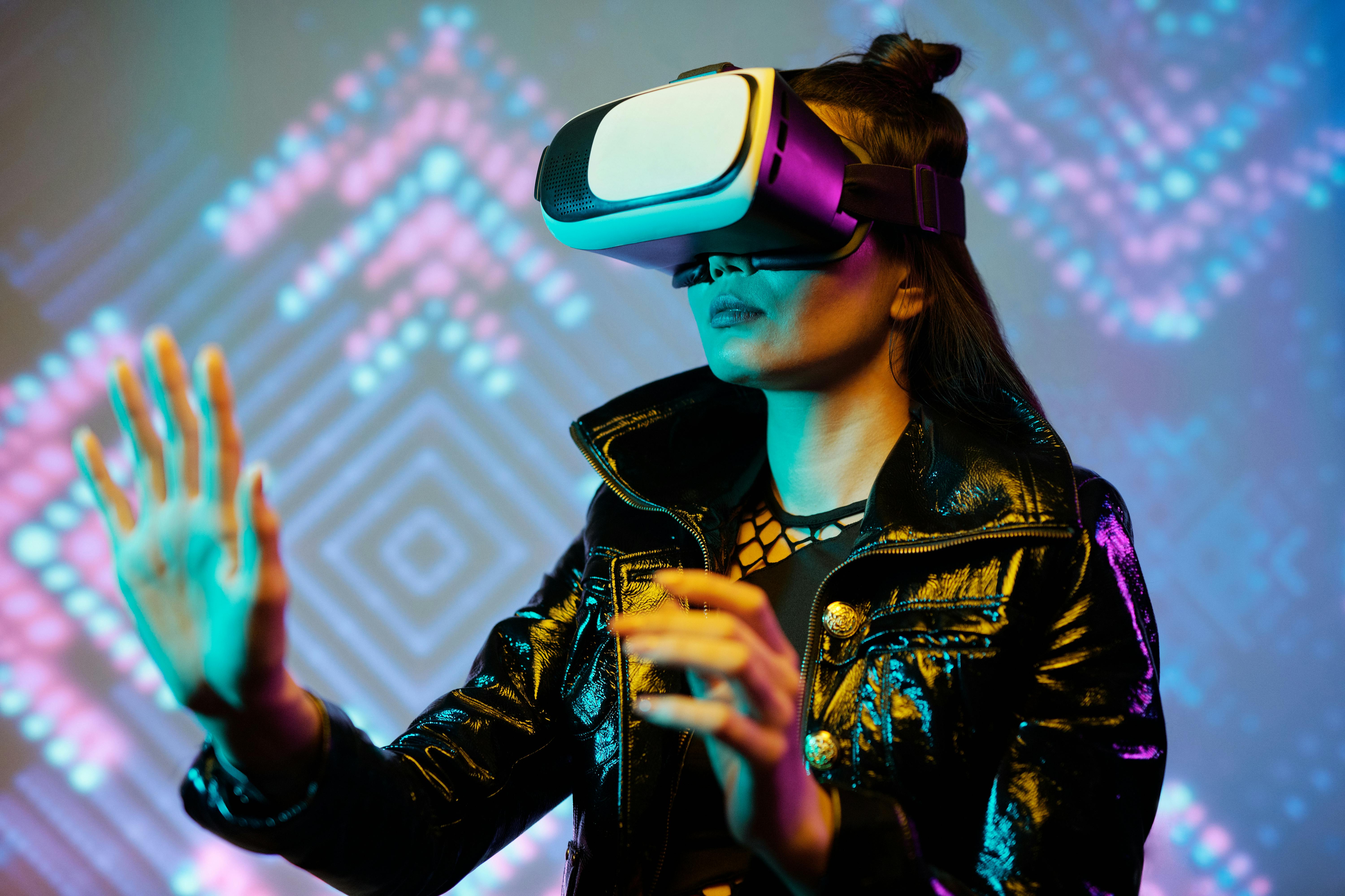O poder do digital e da IA no empreendedorismo moderno 4 Woman using VR headset with interactive neon lights indoors, embracing digital innovation.