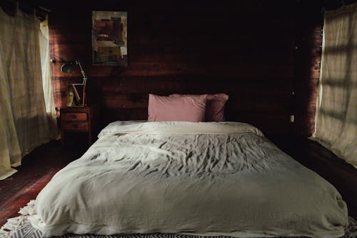White Bed Linen with Brown Pillows