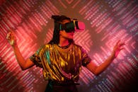 女性沉浸在充满活力、丰富多彩的虚拟现实背景中，体验着未来的数字环境