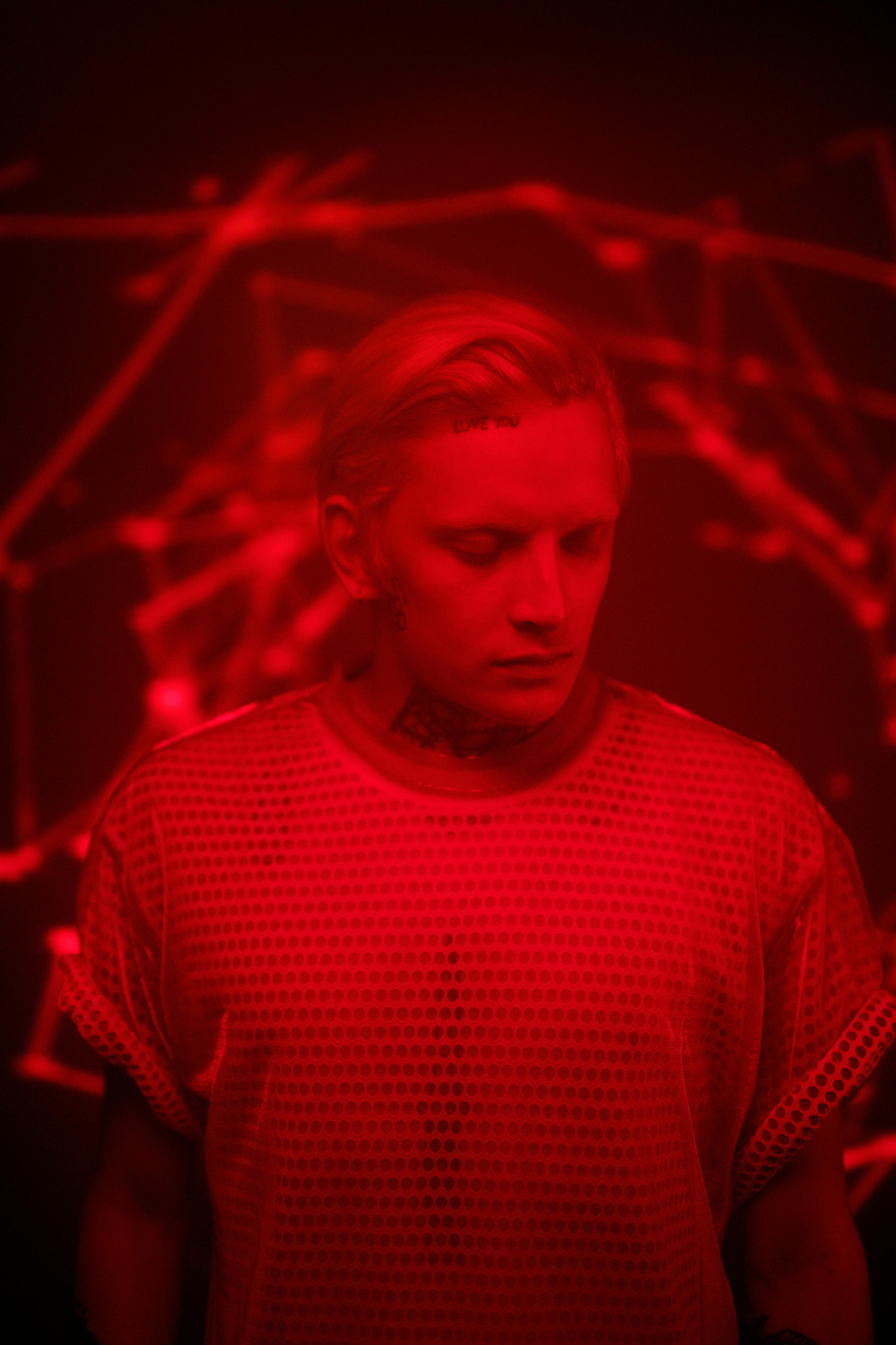 现代背景下，纹身人的艺术肖像带有红色霓虹灯