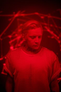 现代背景下，纹身人的艺术肖像带有红色霓虹灯