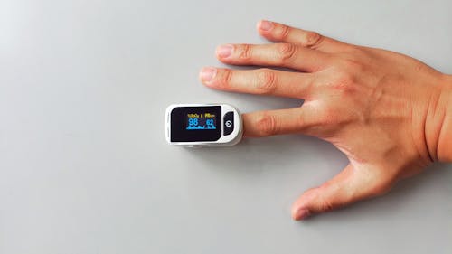 Fotobanka s bezplatnými fotkami na tému monitorovanie, pulzný oximeter, ruka