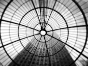 黑白抽象景观中的摩天大楼圆顶，突出了线条与建筑的特色