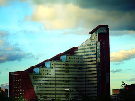 一座现代建筑拥有独特的倾斜立面，在阴天拍摄而成