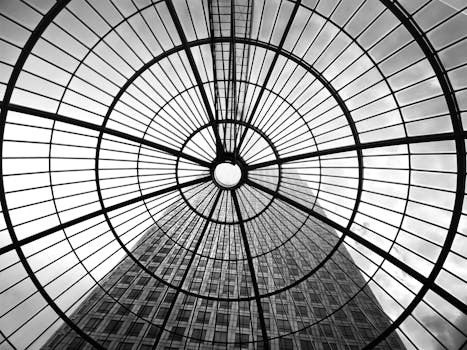 戏剧性的几何玻璃圆顶展现了现代建筑与天空景观